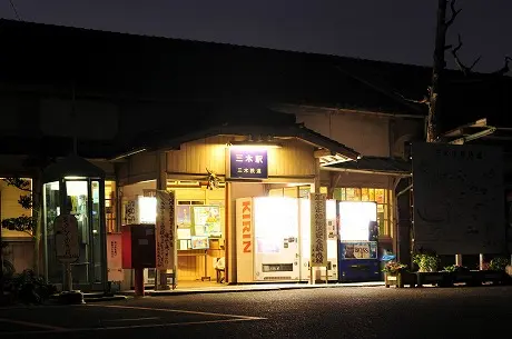 夜明け前の三木駅