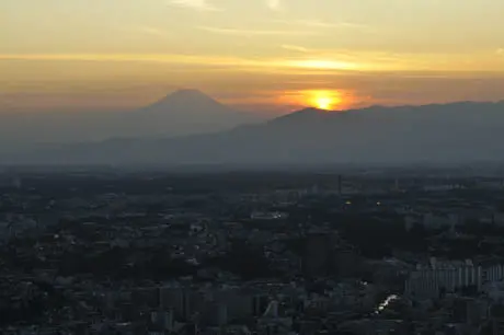 横浜ロイヤルパークホテルのラウンジから・富士山を望む夕景