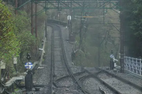箱根登山鉄道・出山信号場のスイッチバック：80‰勾配同士の接点