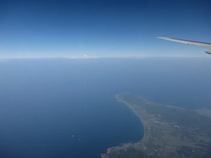 飛行機の窓から：房総半島と富士山