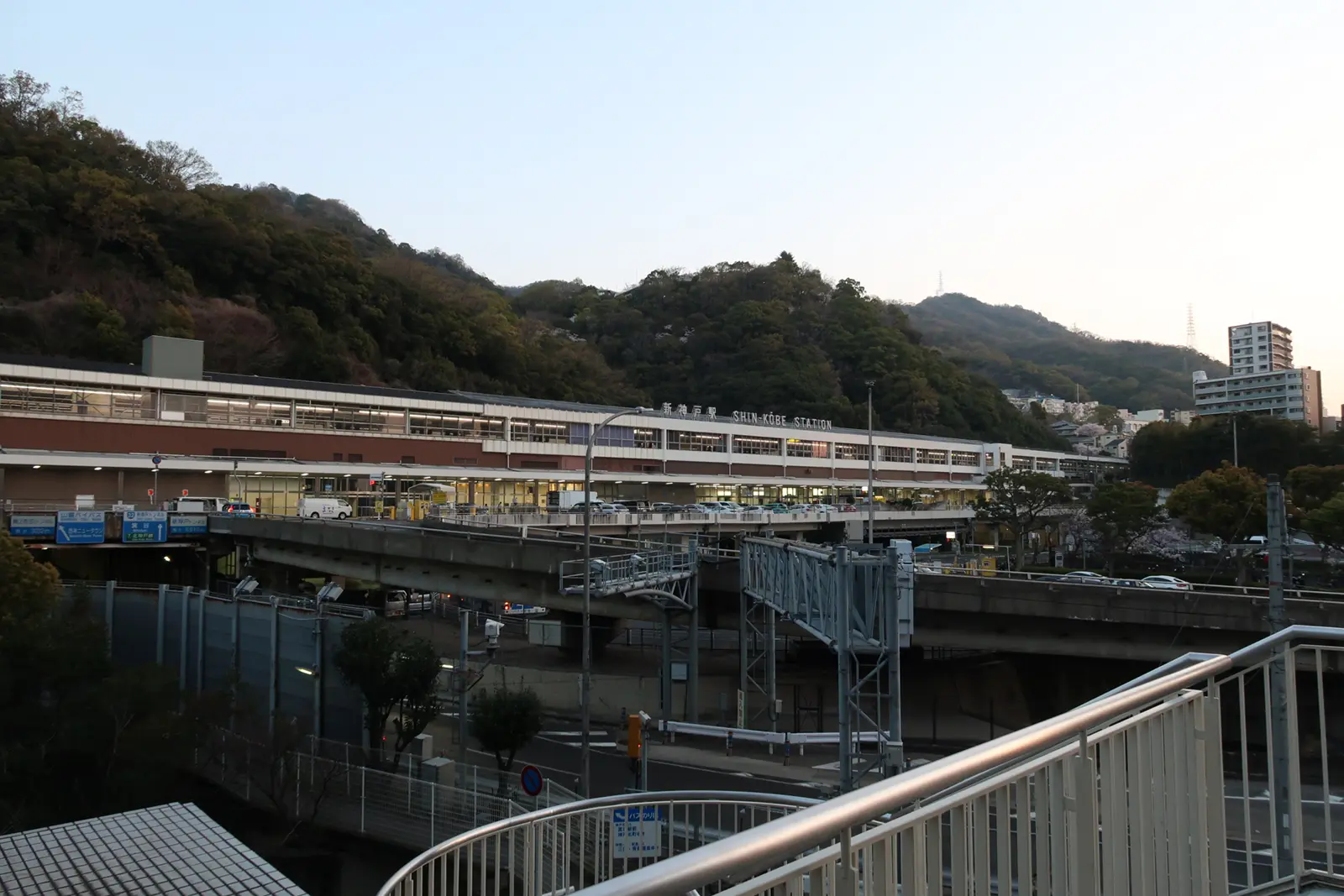 早朝の新神戸駅