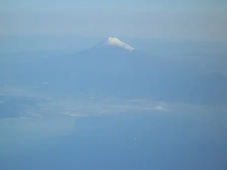 富士川と富士山：左下が富士川の河口です